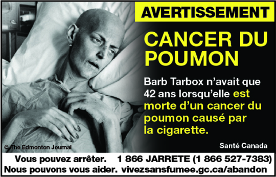 Une étiquette de mise en garde montrant une image d’une femme fragile mourant d’un cancer du poumon